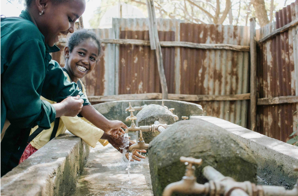 Kinder an einer Handwaschanlage in Äthiopien