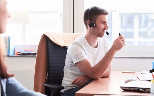 Mann telefoniert via Headset