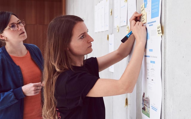 Zwei Frauen arbeiten an einem Website-Konzept