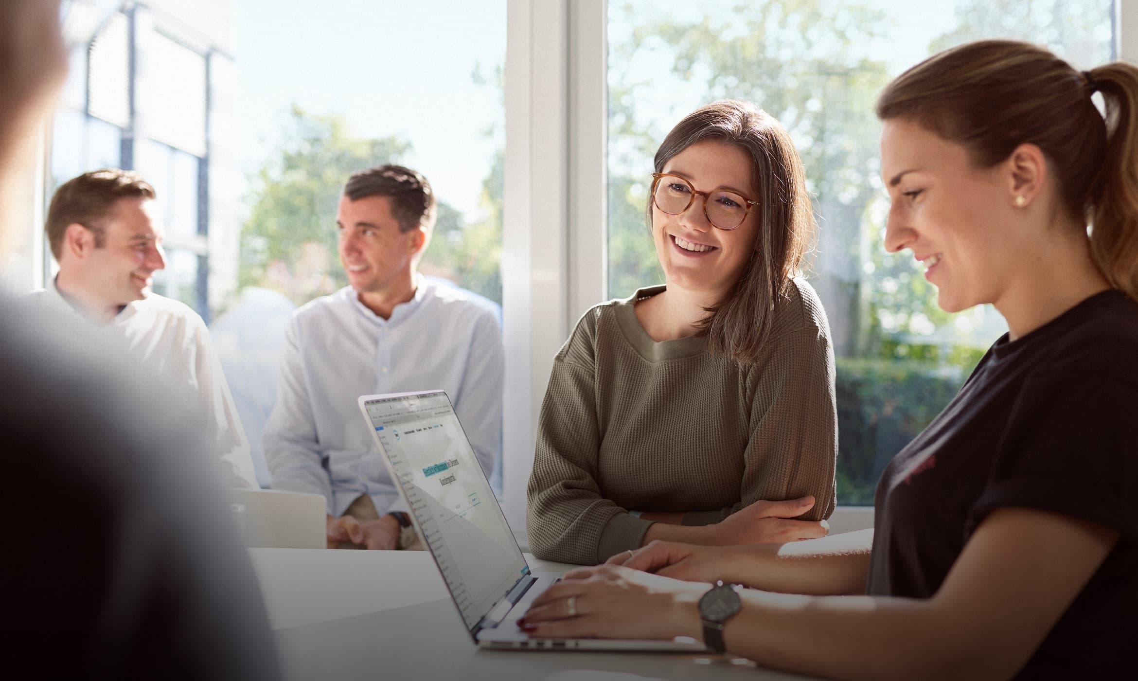 Menschen, die gerade arbeiten und Spaß an ihrer Arbeit haben