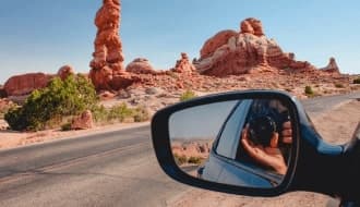Mann im Auto fotografiert Natur-Kulisse