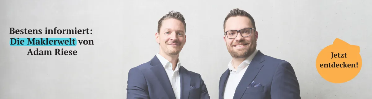 Geschäftsführer Sven Tippelt und Julian Grauer neben dem Slogan: "Bestens informiert: Die Maklerwelt von Adam Riese"