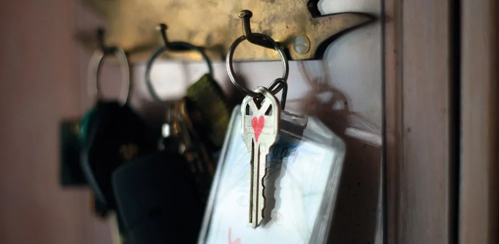 Ein Schlüsselbund hängt an einer Schlüsselleiste.