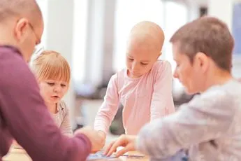 Eine Familie beim Spielen an einem Tisch
