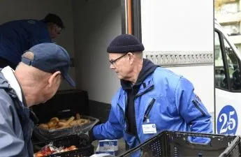 Männer verladen Essen