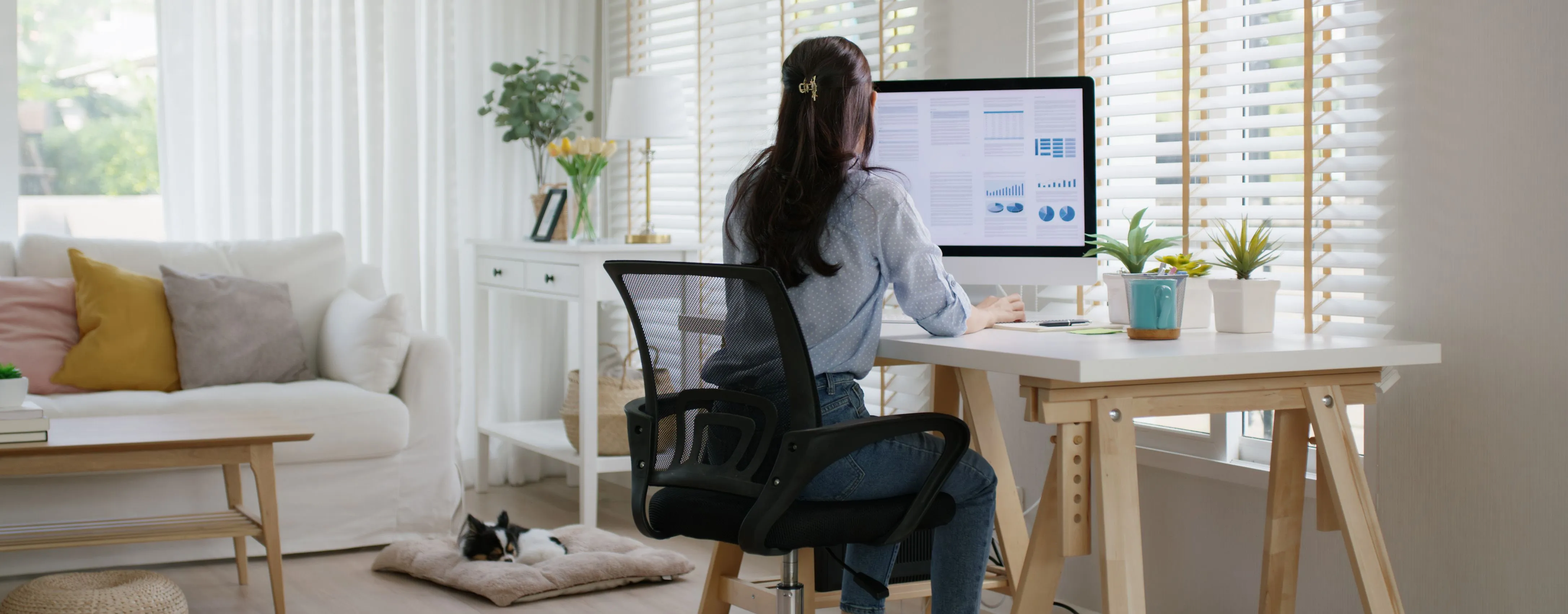 Frau im Homeoffice am Schreibtisch