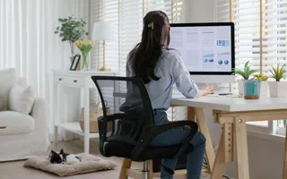 Frau im Homeoffice am Schreibtisch