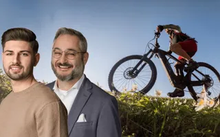 Ein E-Bike-Fahrer aus Froschperspektive auf einer sommerlichen Wiese, daneben Profilbilder der Webinar-Leiter Nuno und Hakan