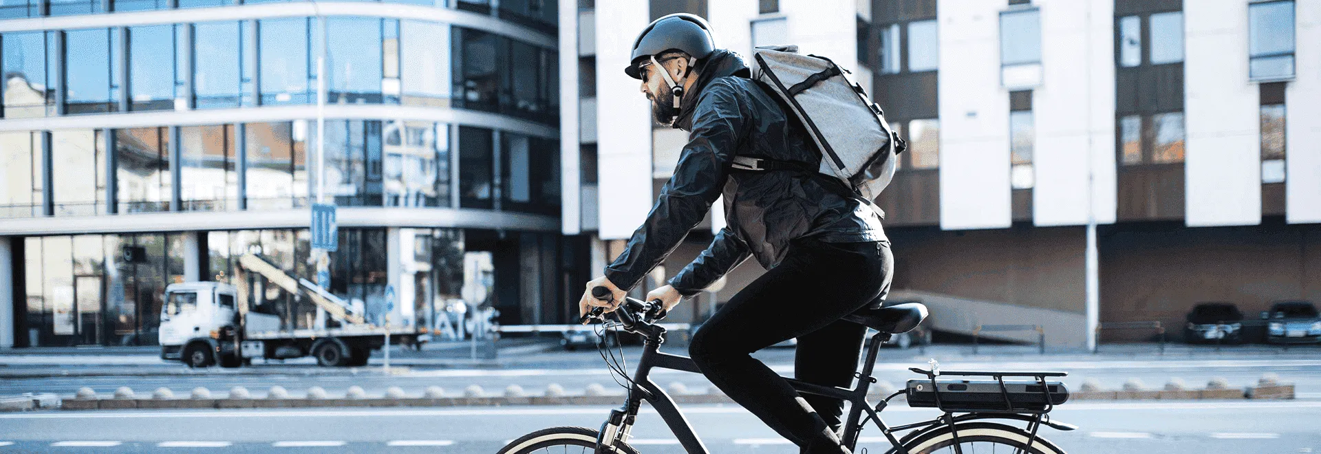 Lohnt sich ein Jobrad wirklich? Für diesen jungen Mann, der auf seinem E-Bike durch die Stadt fährt, anscheinend schon!