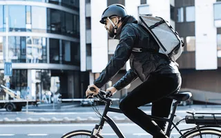 Lohnt sich ein Jobrad wirklich? Für diesen jungen Mann, der auf seinem E-Bike durch die Stadt fährt, anscheinend schon!