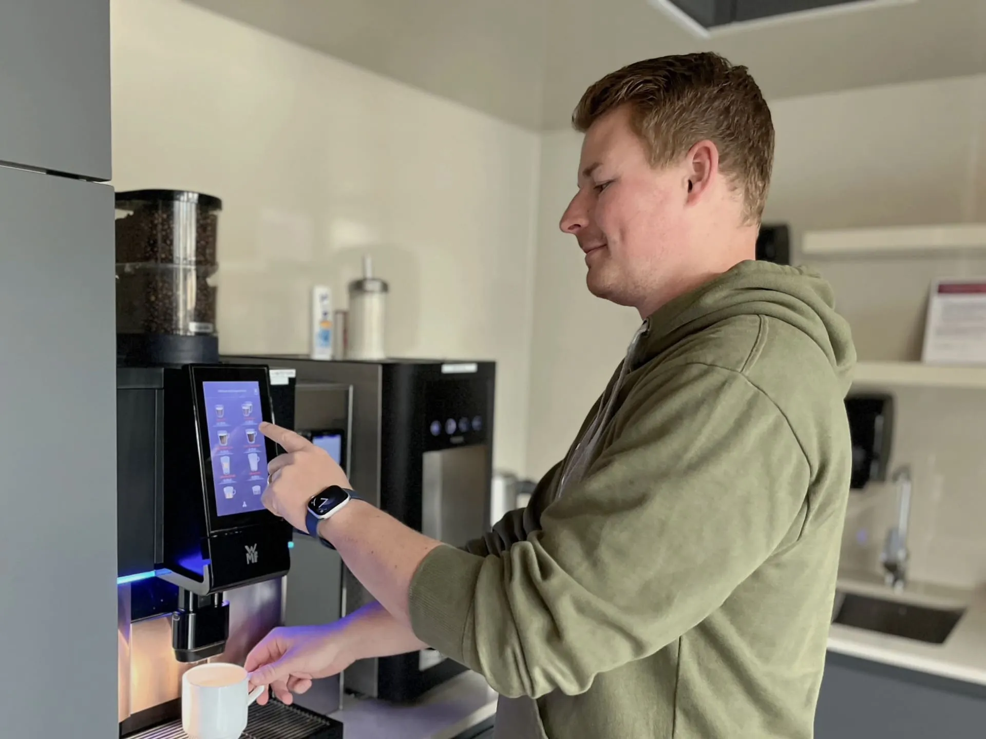Kaffee muss sein: Moritz am Kaffeeautomaten.