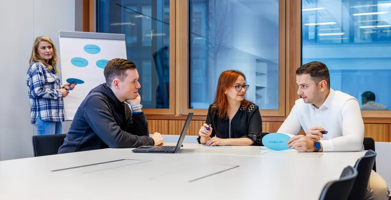 Mitarbeiter von Adam Riese in einer Meeting Szene. 