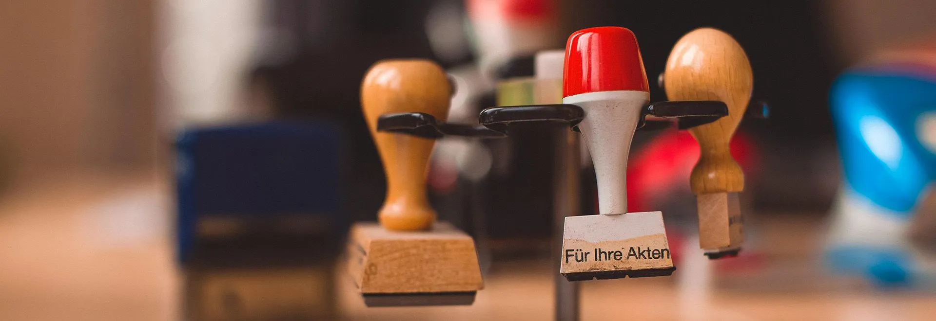 Rechtsschutz für Beamte kann sehr sinnvoll sein, auch wenn man vorrangig im Büro arbeitet: Ein Büroschreibtisch mit diversen Stempeln.