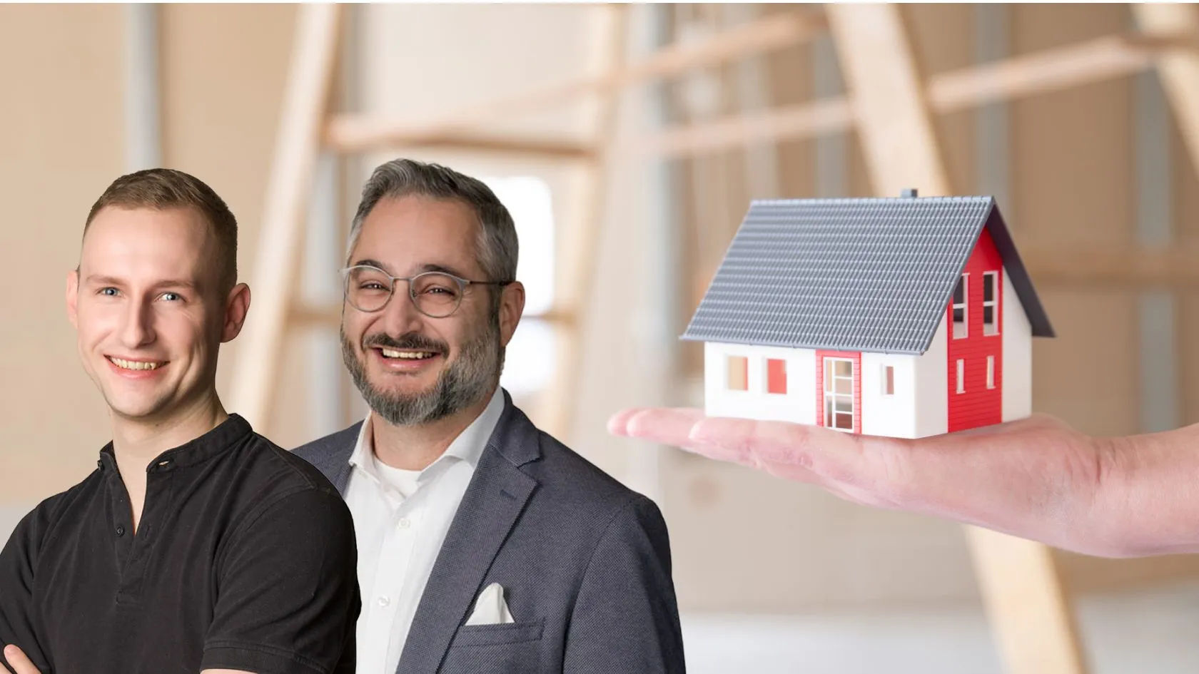 Eine moderne Hausminiatur auf einer Hand, daneben eingefügt die beiden Webinarleiter Alexander Münzberg und Hakan Gomes Pereira