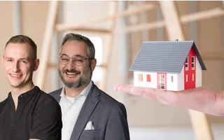 Eine moderne Hausminiatur auf einer Hand, daneben eingefügt die beiden Webinarleiter Alexander Münzberg und Hakan Gomes Pereira