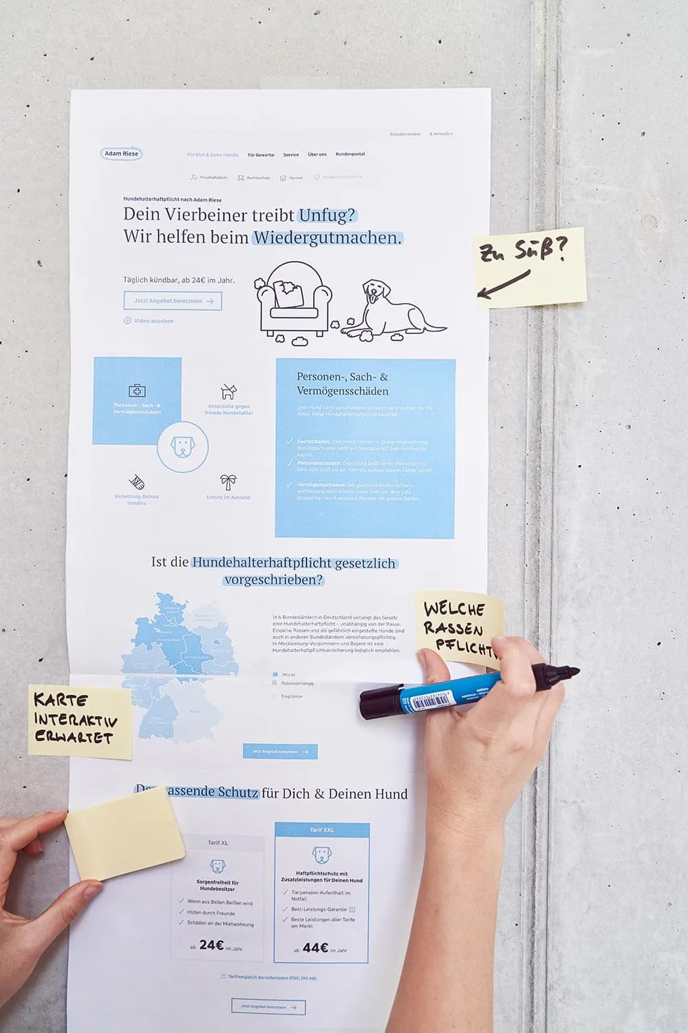 Nochmal eine Pinnwand mit Post-its und einem Ausdruck einer Adam Riese Landingpage
