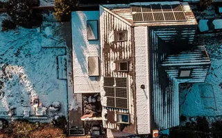 Ein winterliches Haus mit Garten aus der Vogelperspektive.