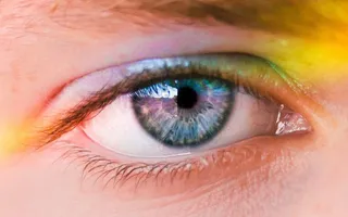Nahaufnahme von einem Auge mit blauer Iris.