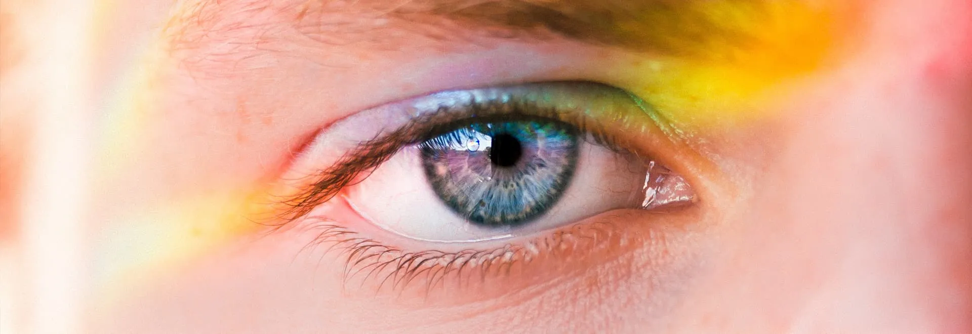 Nahaufnahme von einem Auge mit blauer Iris.