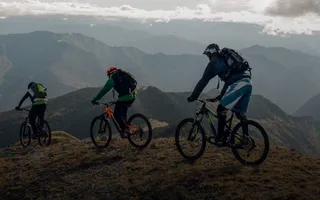 Fahrradfahrer in den Bergen.